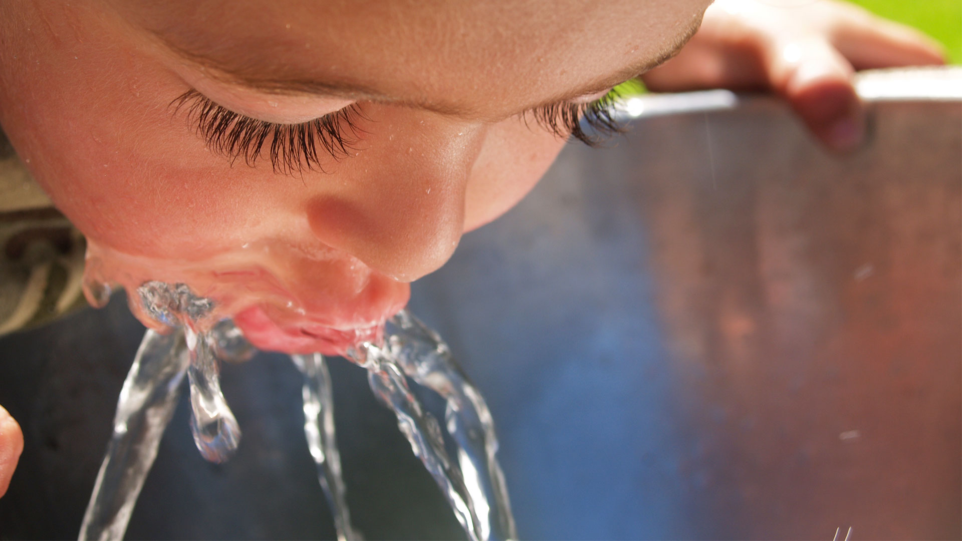 MVO klein meisje drinkt water