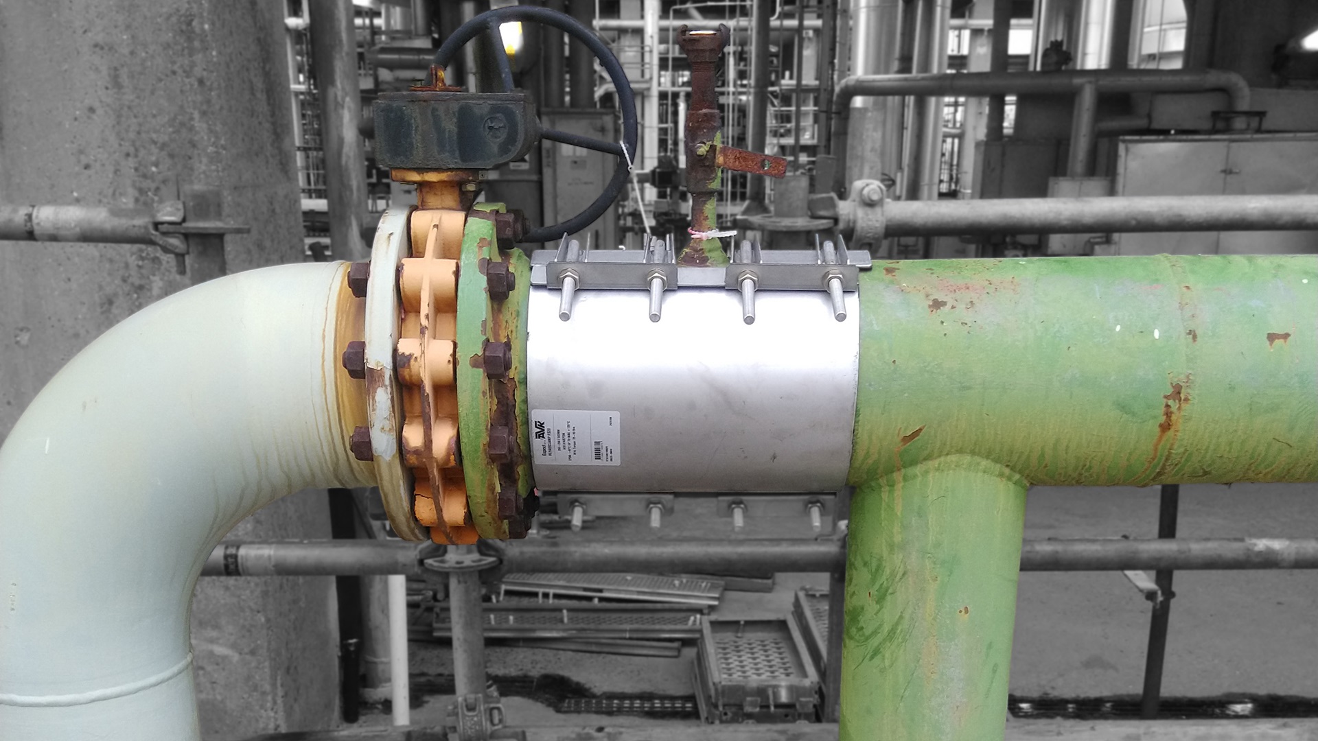 Repair cooling water pipeline